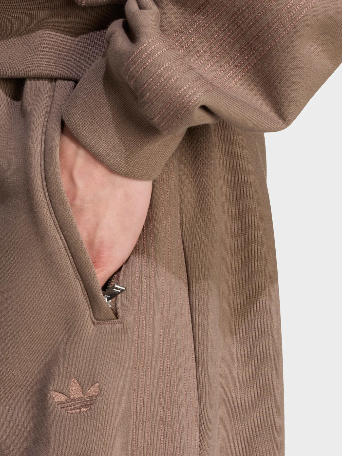 Спортивні штани Adidas ESS модель JW1048 Фото