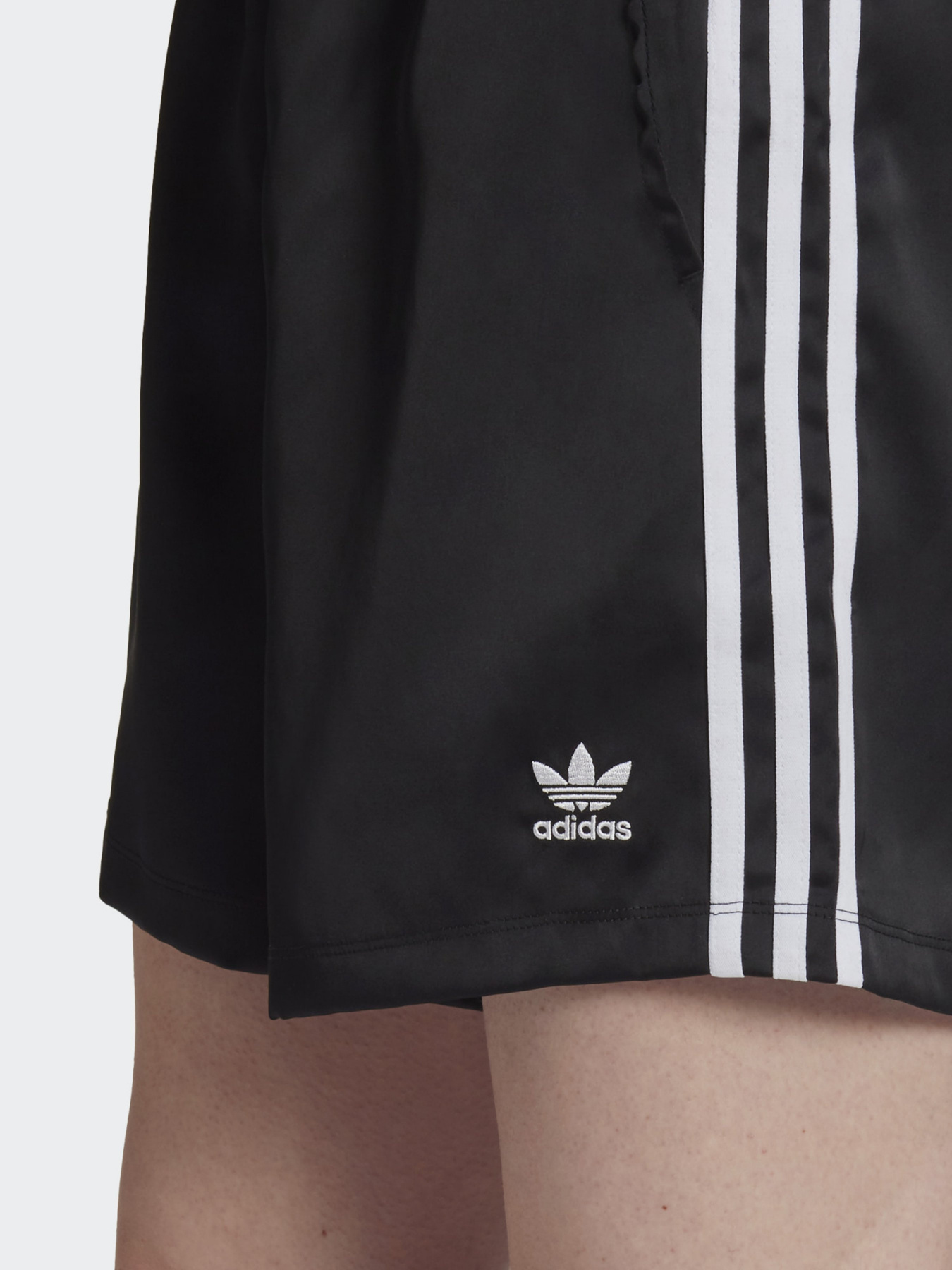 Повседневные шорты Adidas ADICOLOR CLASSICS модель GN2774 Фото