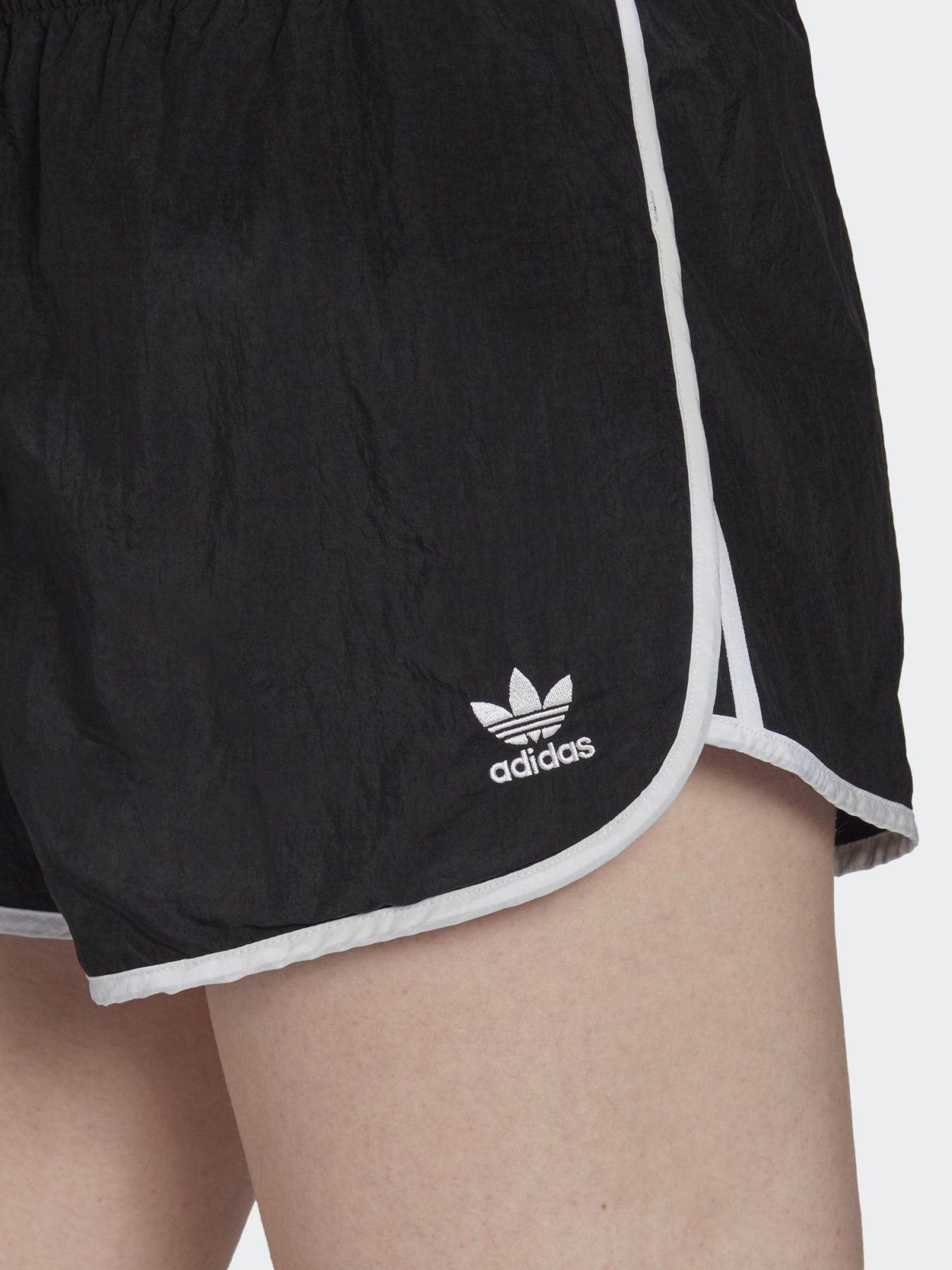 Повседневные шорты Adidas ADICOLOR CLASSICS 3-STRIPES модель GN2885 Фото