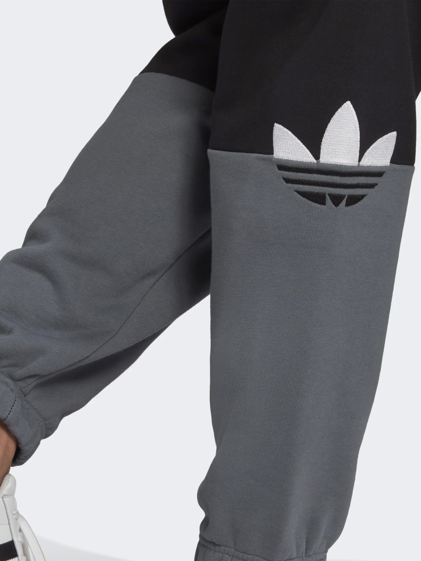 Штани спортивні Adidas ADICOLOR SLICED TREFOIL SWEAT модель GN3445 Фото