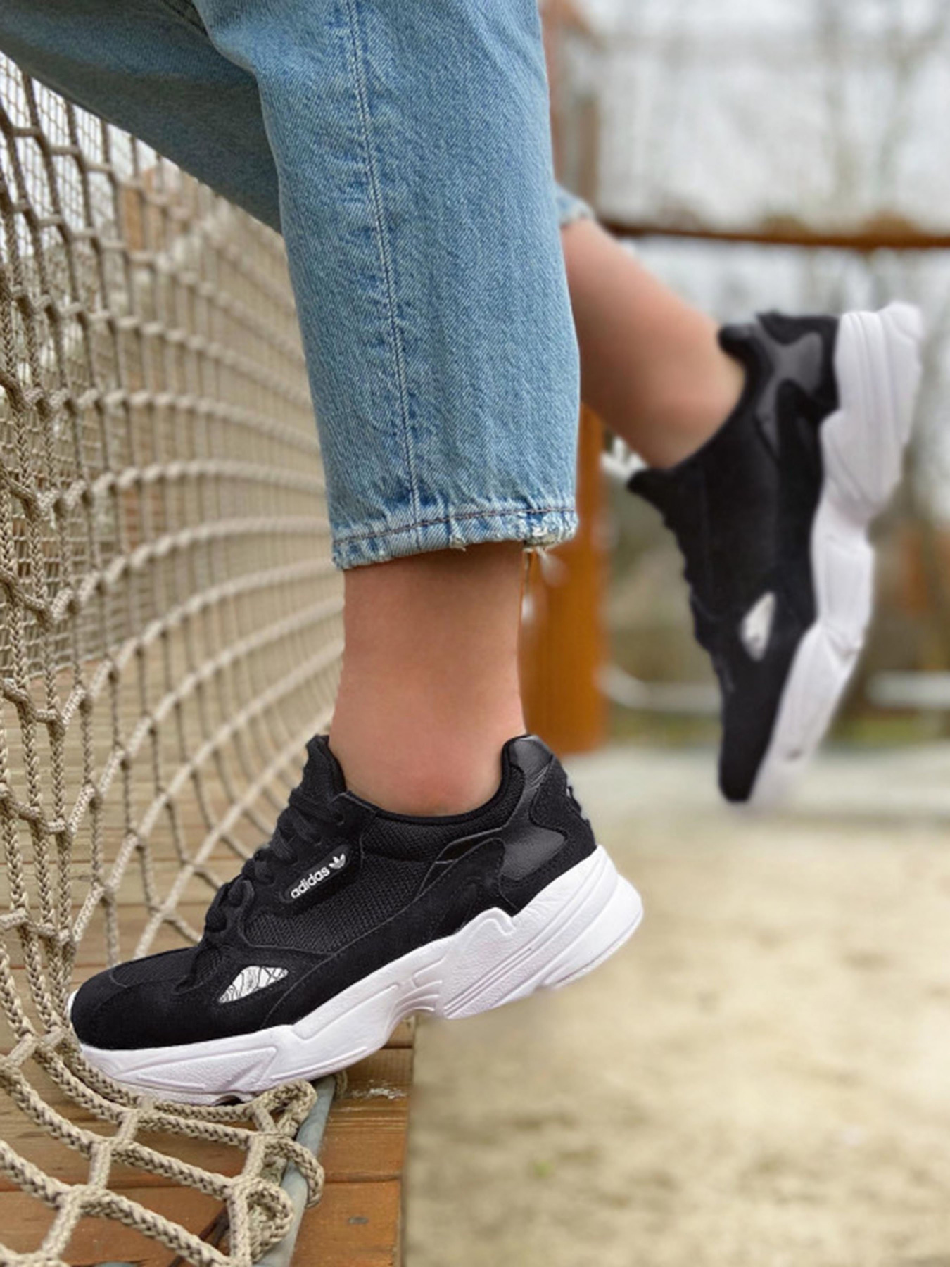 Кроссовки повседневные Adidas Falcon Originals модель B28129 Фото