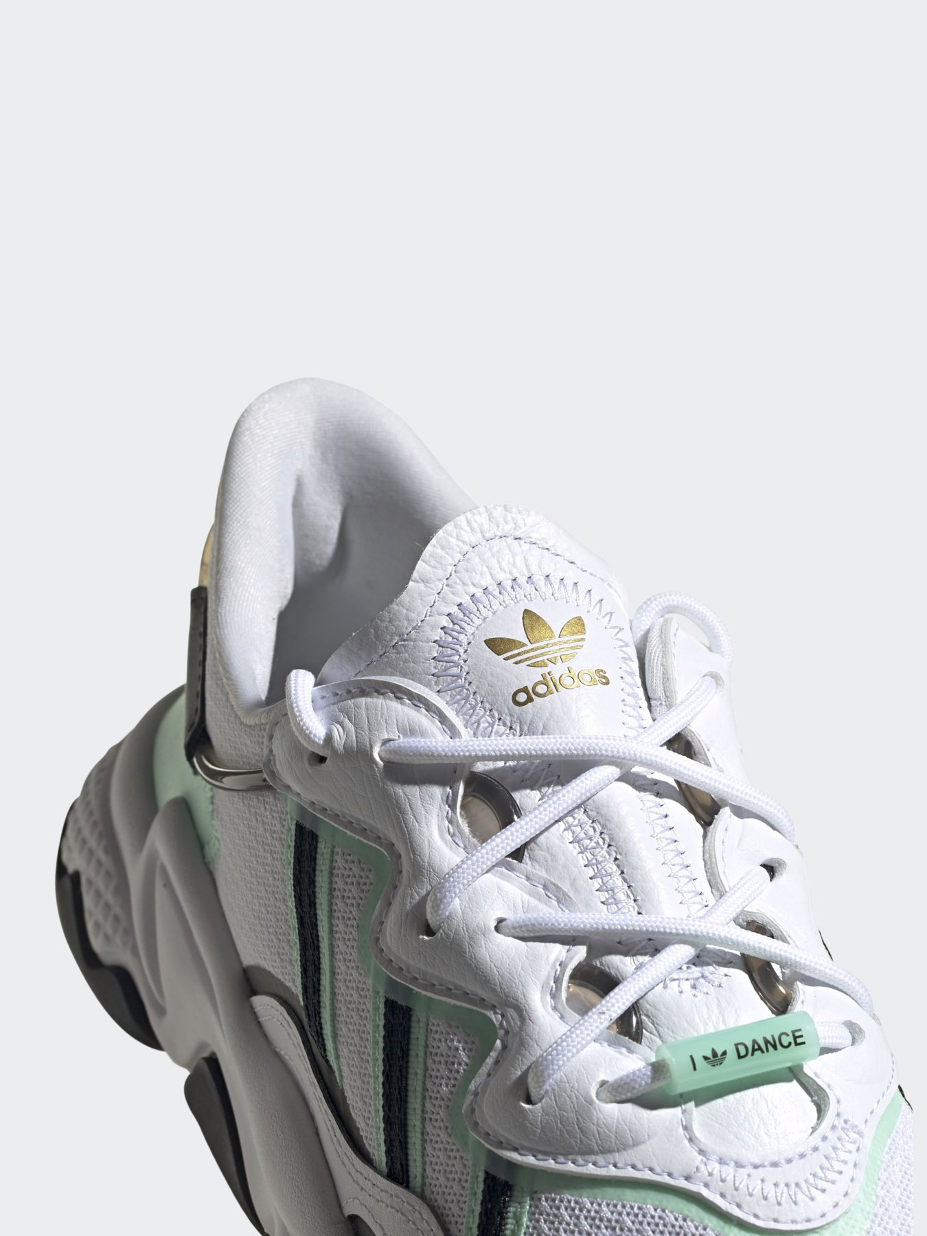 Кросівки Adidas OZWEEGO модель FZ3779 Фото