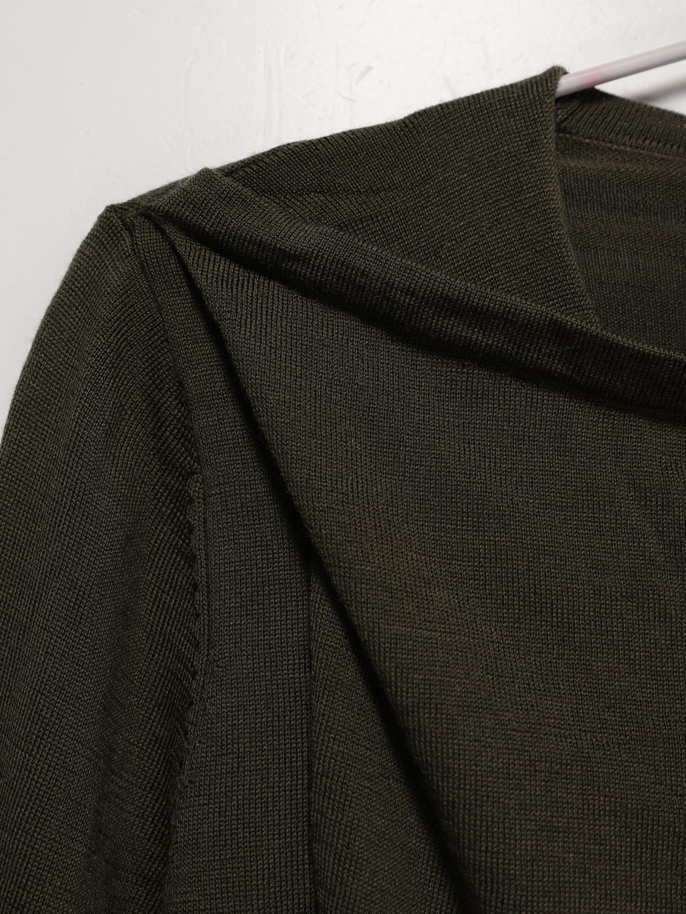 Джемпер COS модель 0432229_т.хакі Фото