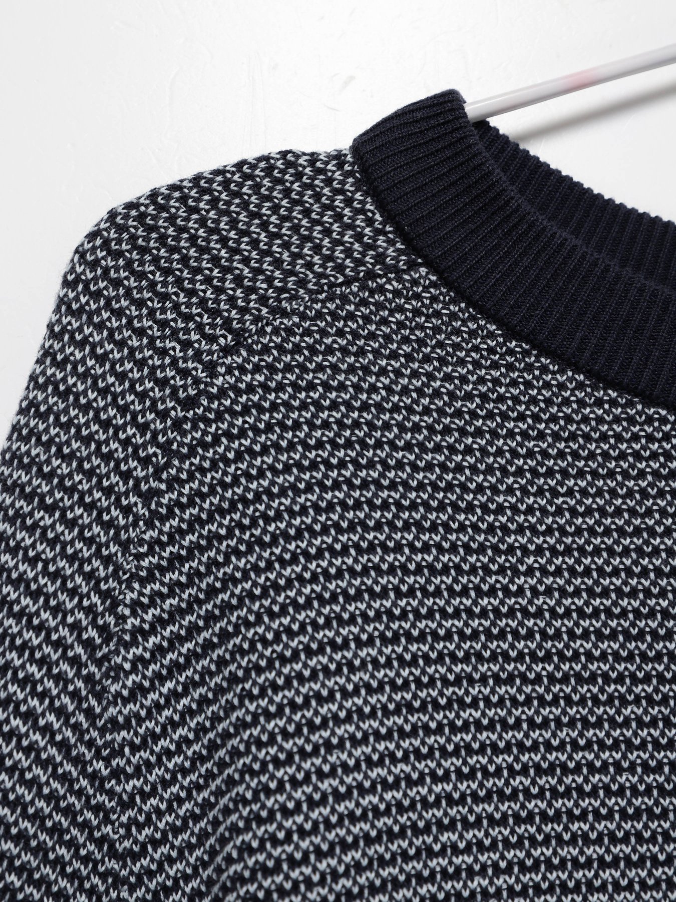 Джемпер COS модель 0470455_т.синій комб. Фото