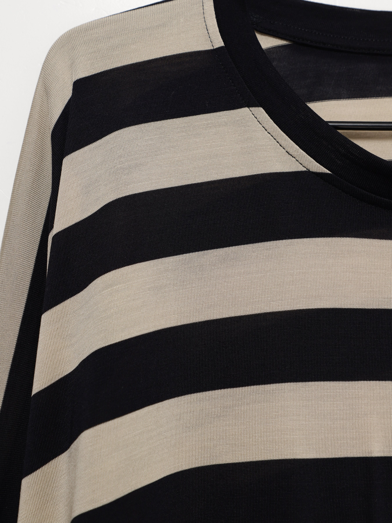 Джемпер COS модель 0753459_бежевий з чорним Фото