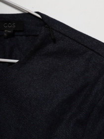 Блуза COS модель 0251191_т.синій Фото