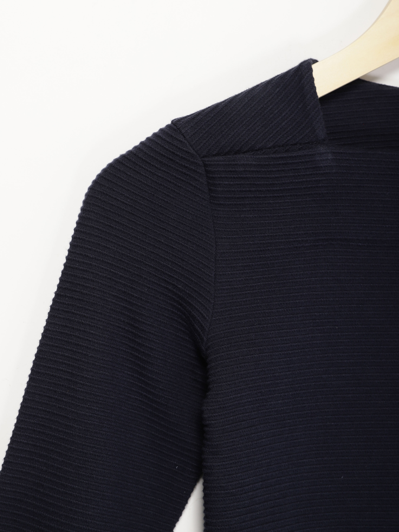 Лонгслив COS модель 0386052_т.синій Фото