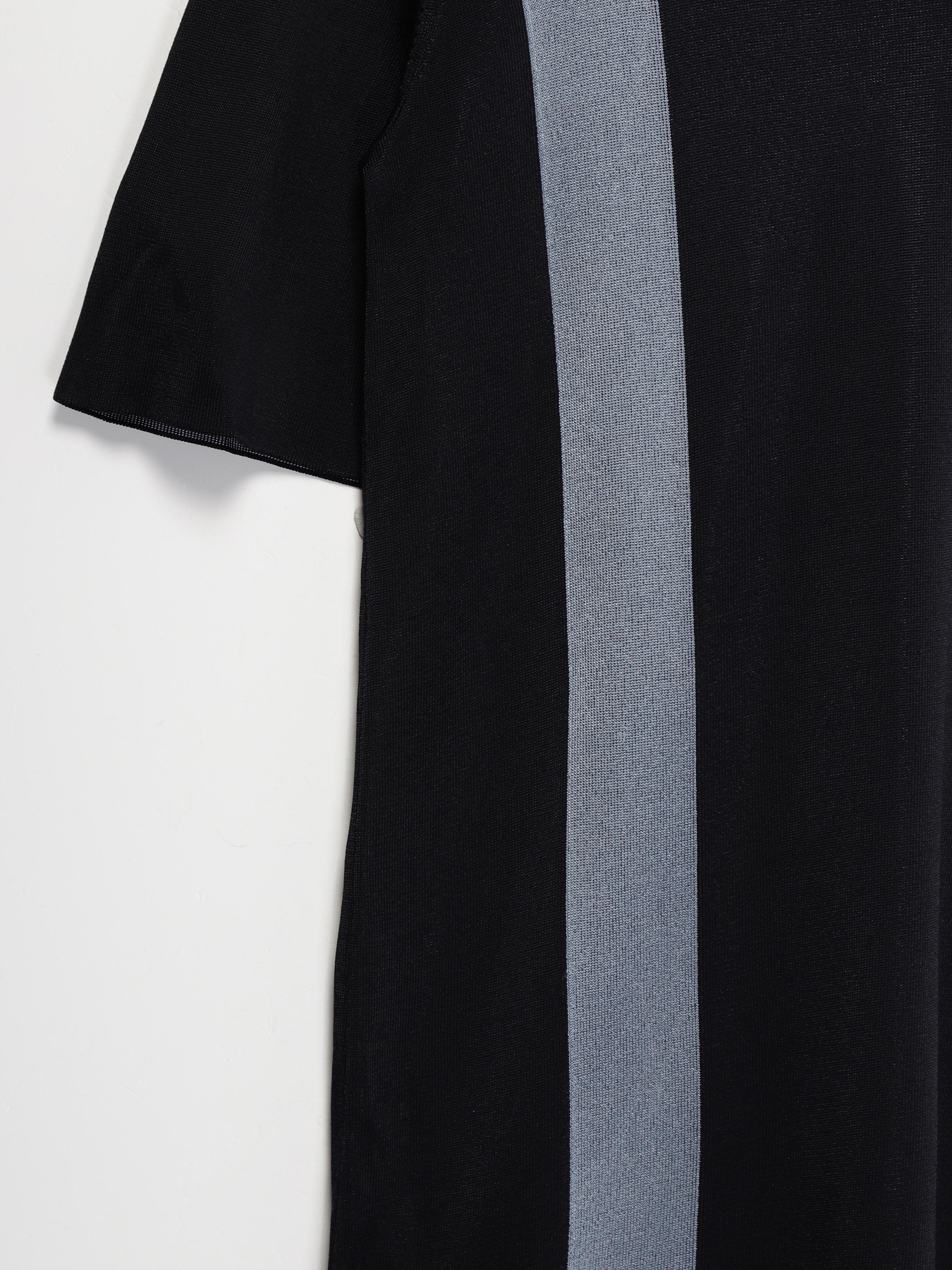 Сукня-футболка COS модель 0521052_т.синій з синім Фото