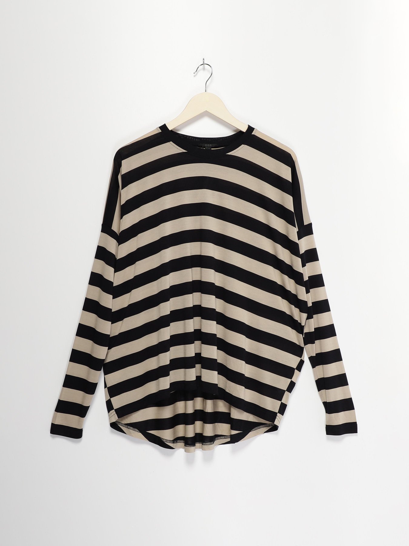 Лонгслів COS модель 0753459_т.синій з бежевим Фото