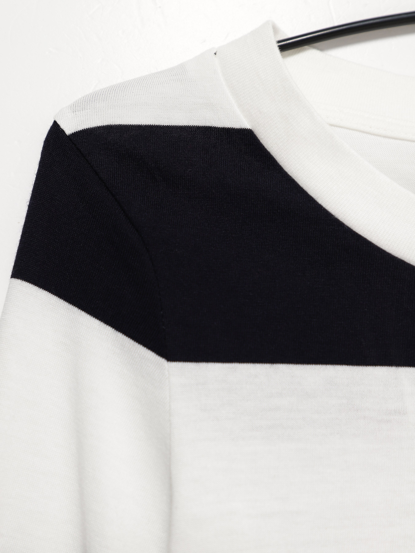 Джемпер COS модель 01429745_білий з чорним Фото