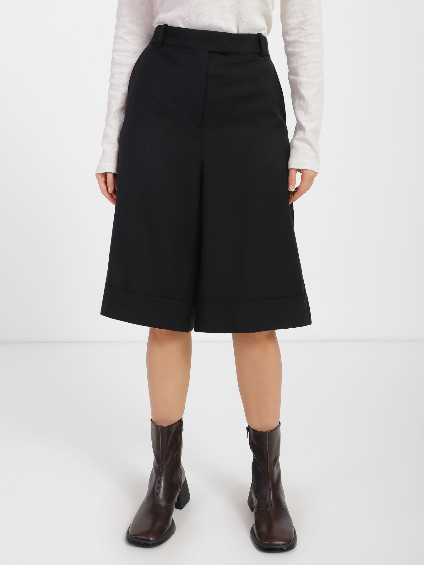 Повсякденні шорти COS модель 0326999_чорний Фото