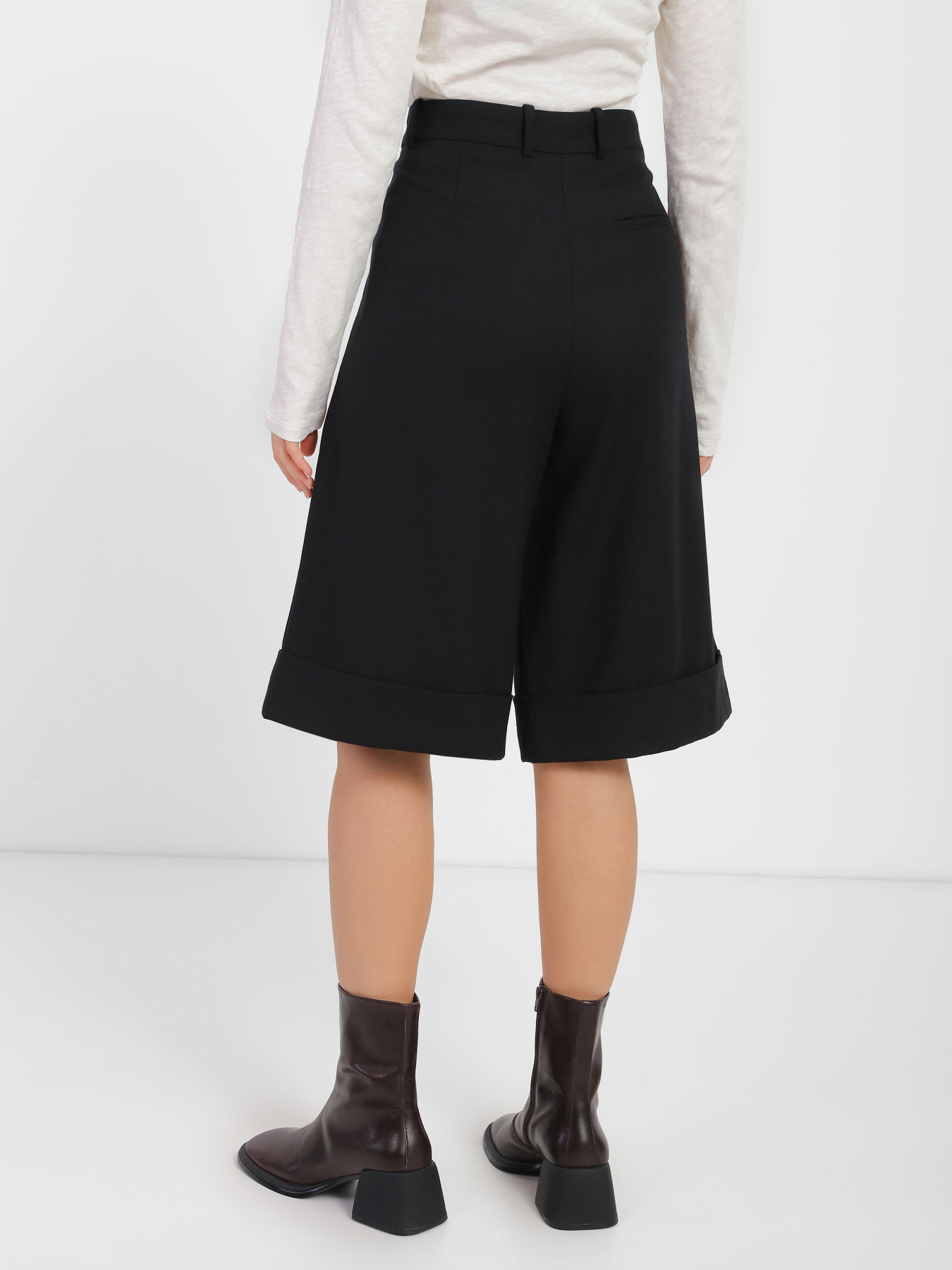 Повсякденні шорти COS модель 0326999_чорний Фото