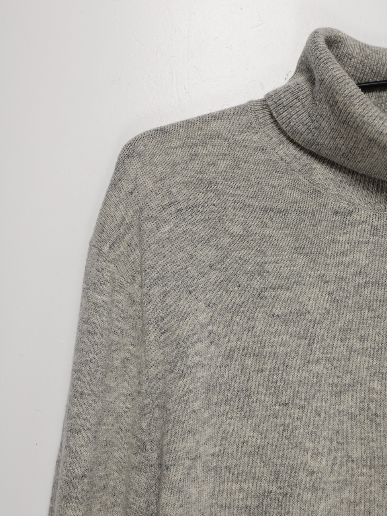 Свитер COS модель 0352295_сірий Фото