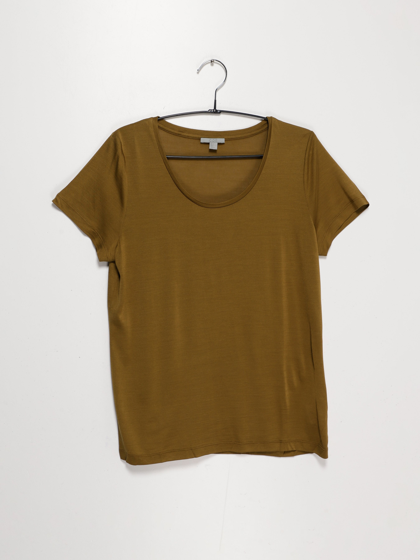 Футболка COS модель 0163645_т.хакі Фото