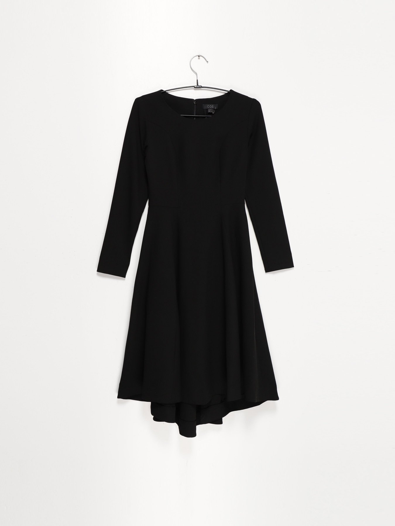 Платье мини COS модель 0357373_чорний Фото