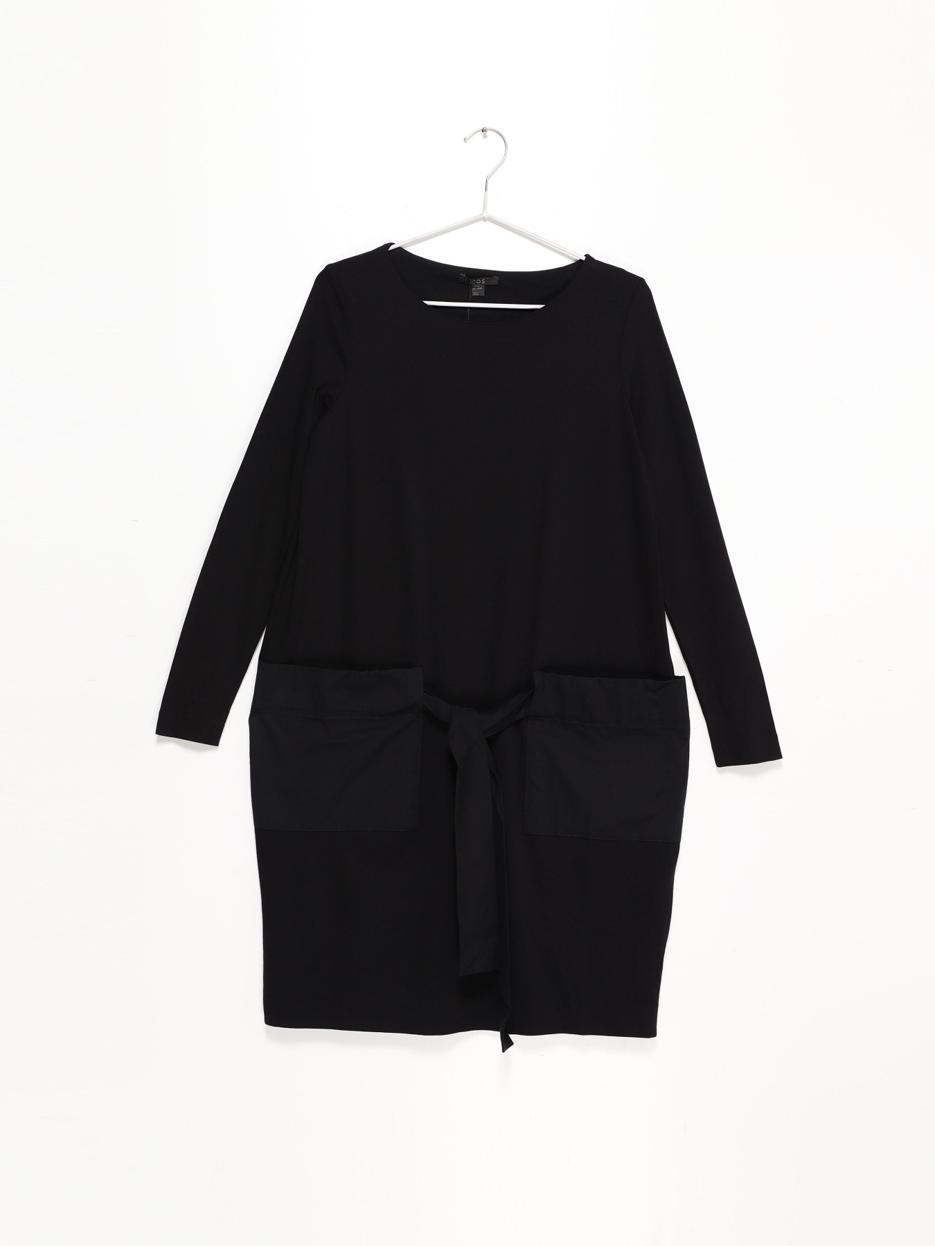 Платье мини COS модель 0361177_чорний Фото