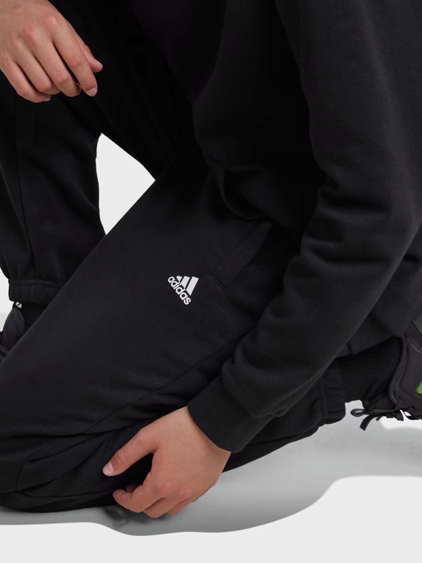 Штаны спортивные Adidas ESSENTIALS SMALL LOGO FEEL COZ модель IV7311 Фото