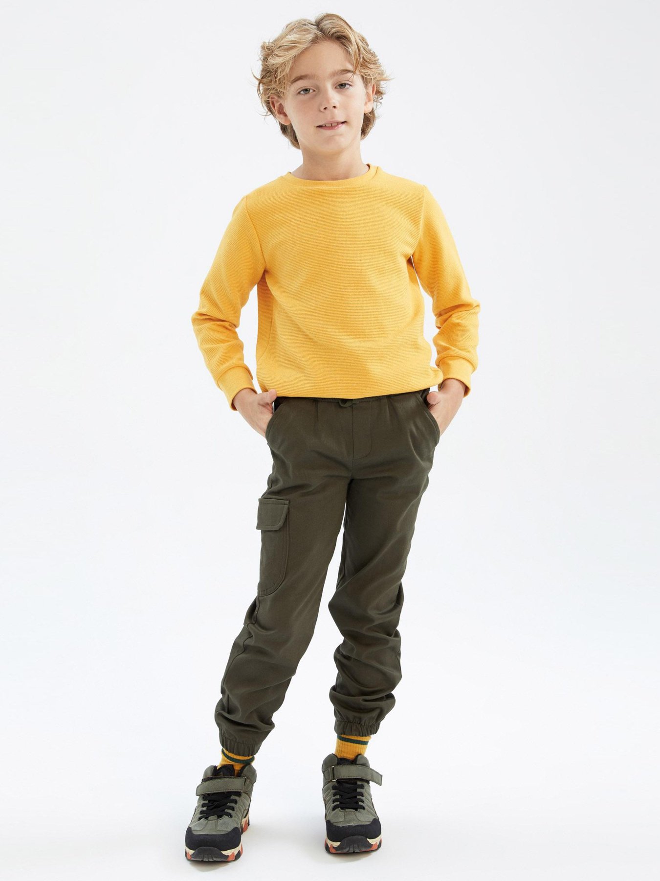 Свитшот DeFacto модель Z2511A6-YL250 Фото