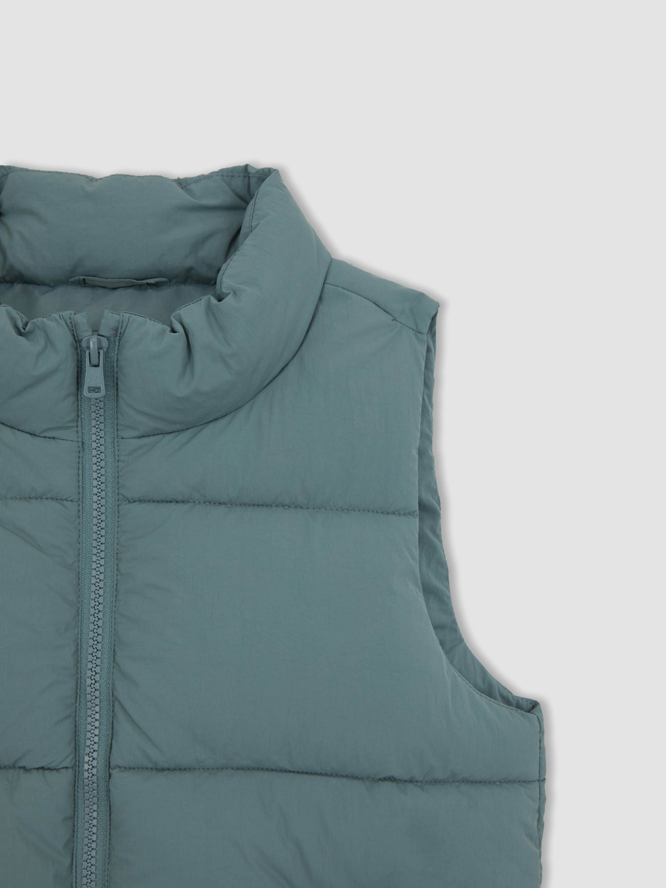 Утеплений жилет DeFacto модель A0811A8-GN1129 Фото