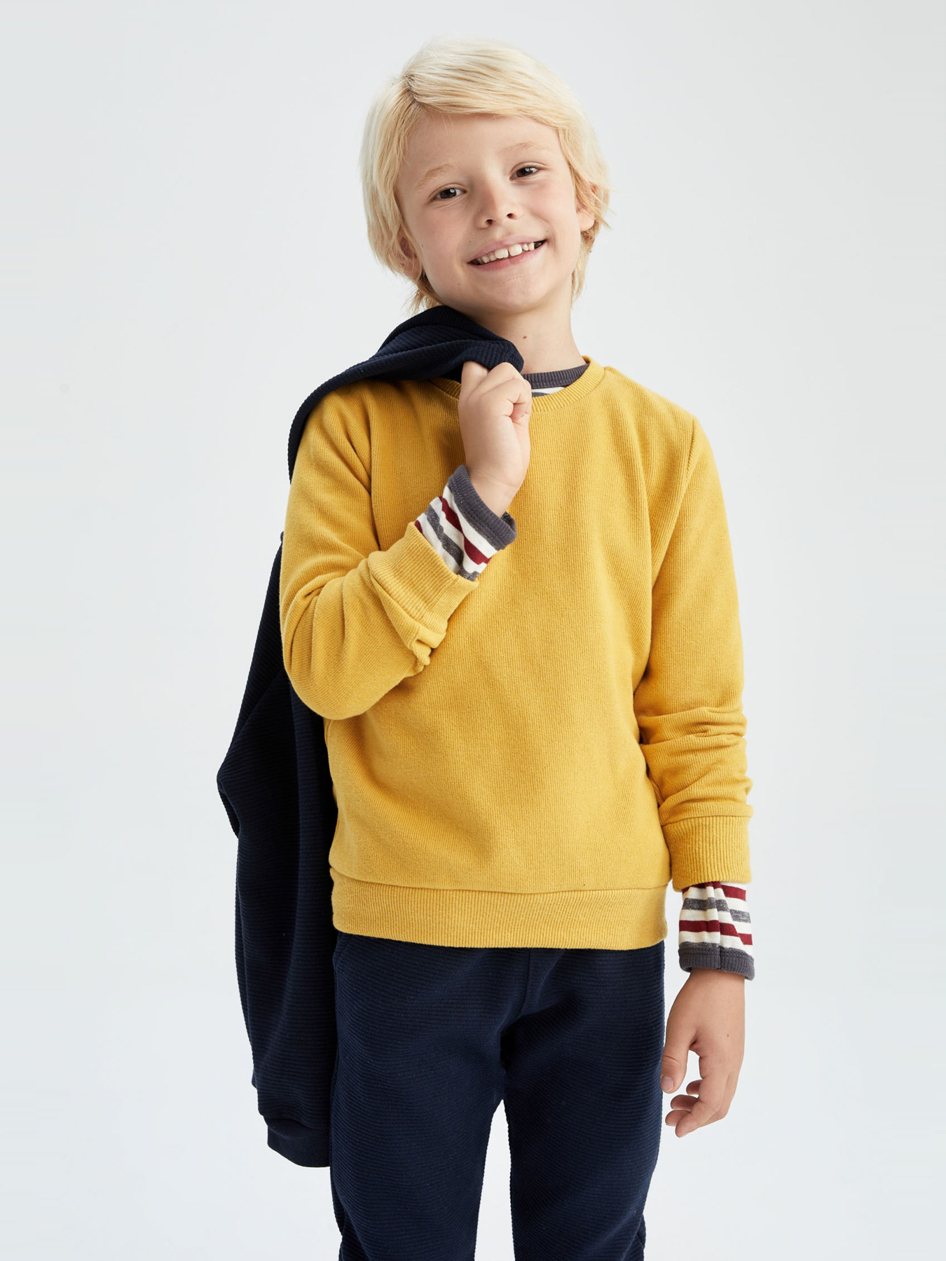 Свитшот DeFacto модель L0311A6-YL42 Фото