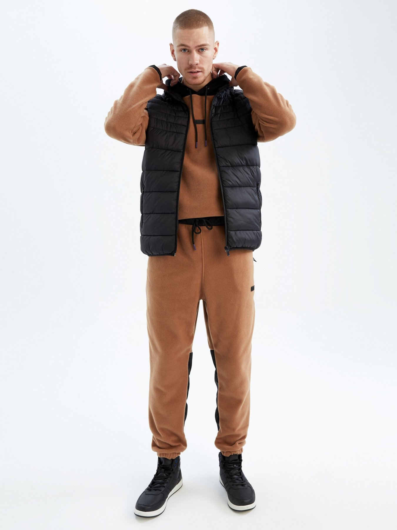 Утеплений жилет DeFacto модель W7016AZ-BK27 Утеплений жилет DeFacto модель W7016AZ-BK27 Фото