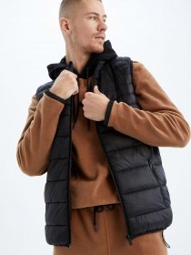 Утеплений жилет DeFacto модель W7016AZ-BK27 Утеплений жилет DeFacto модель W7016AZ-BK27 Фото