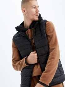 Утеплений жилет DeFacto модель W7016AZ-BK27 Утеплений жилет DeFacto модель W7016AZ-BK27 Фото