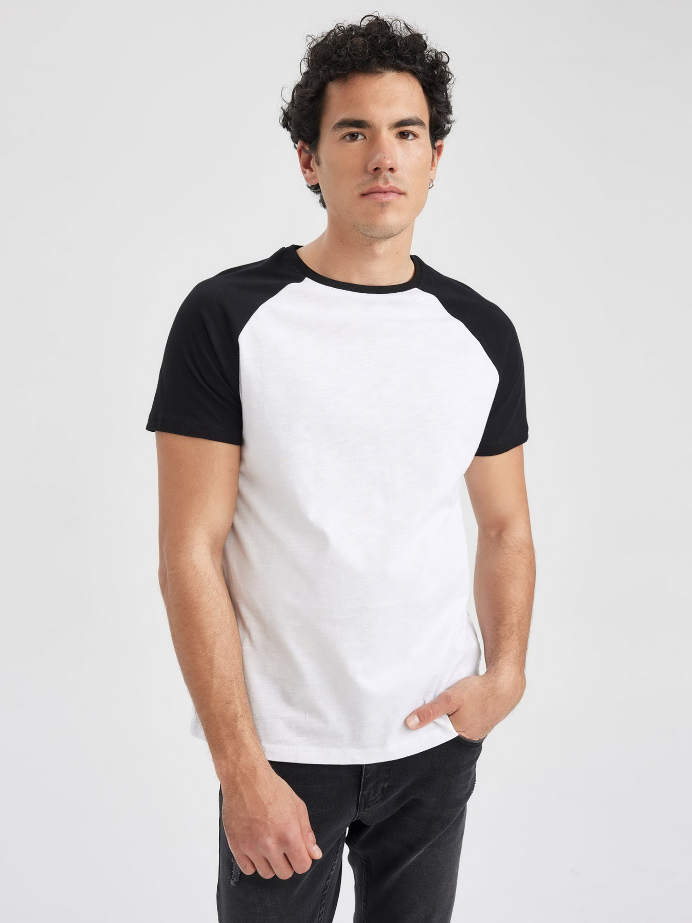 Футболка DeFacto модель T5064AZ-BK81 Фото