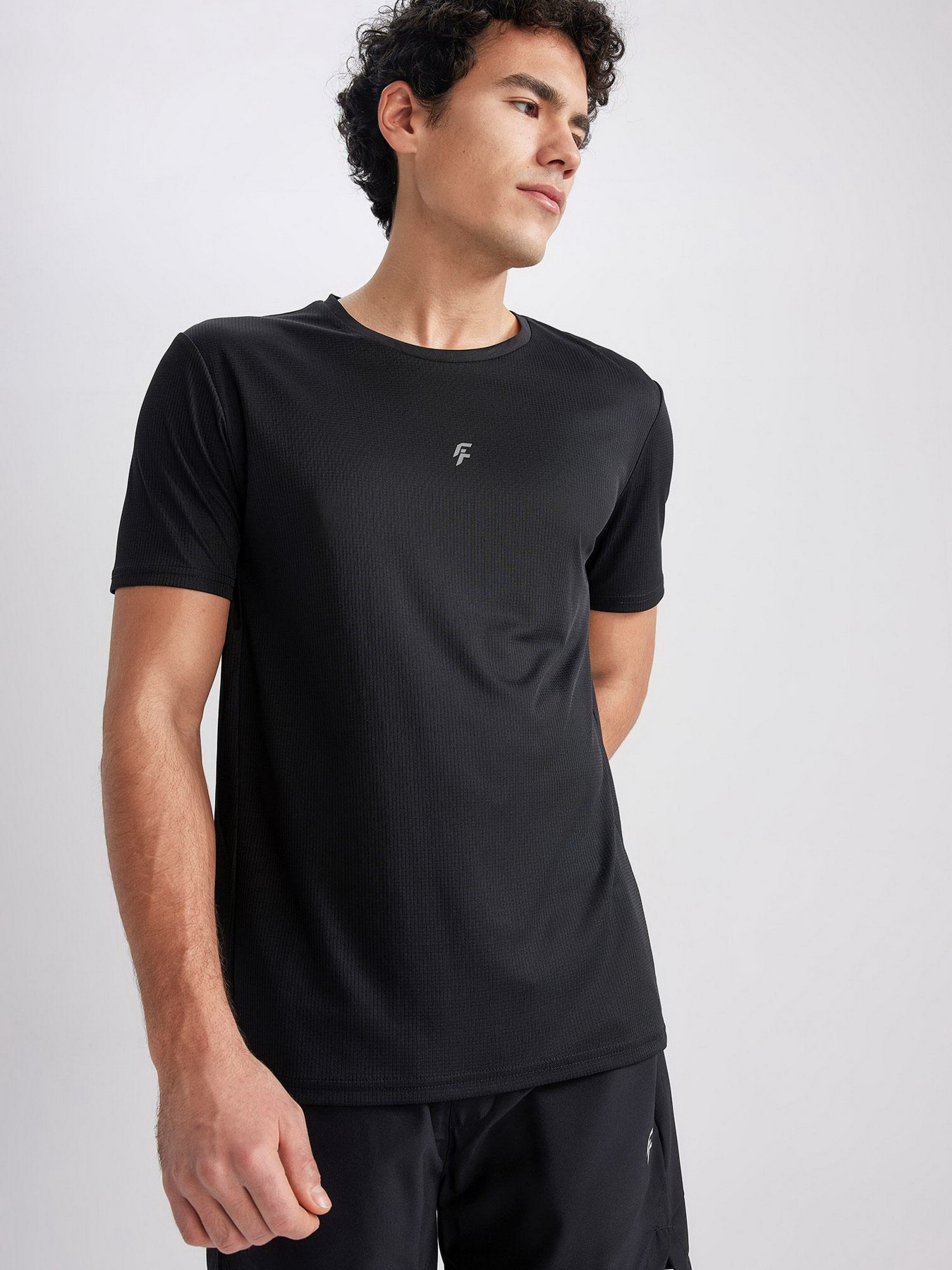 Футболка DeFacto модель X6142AZ-BK81 Фото