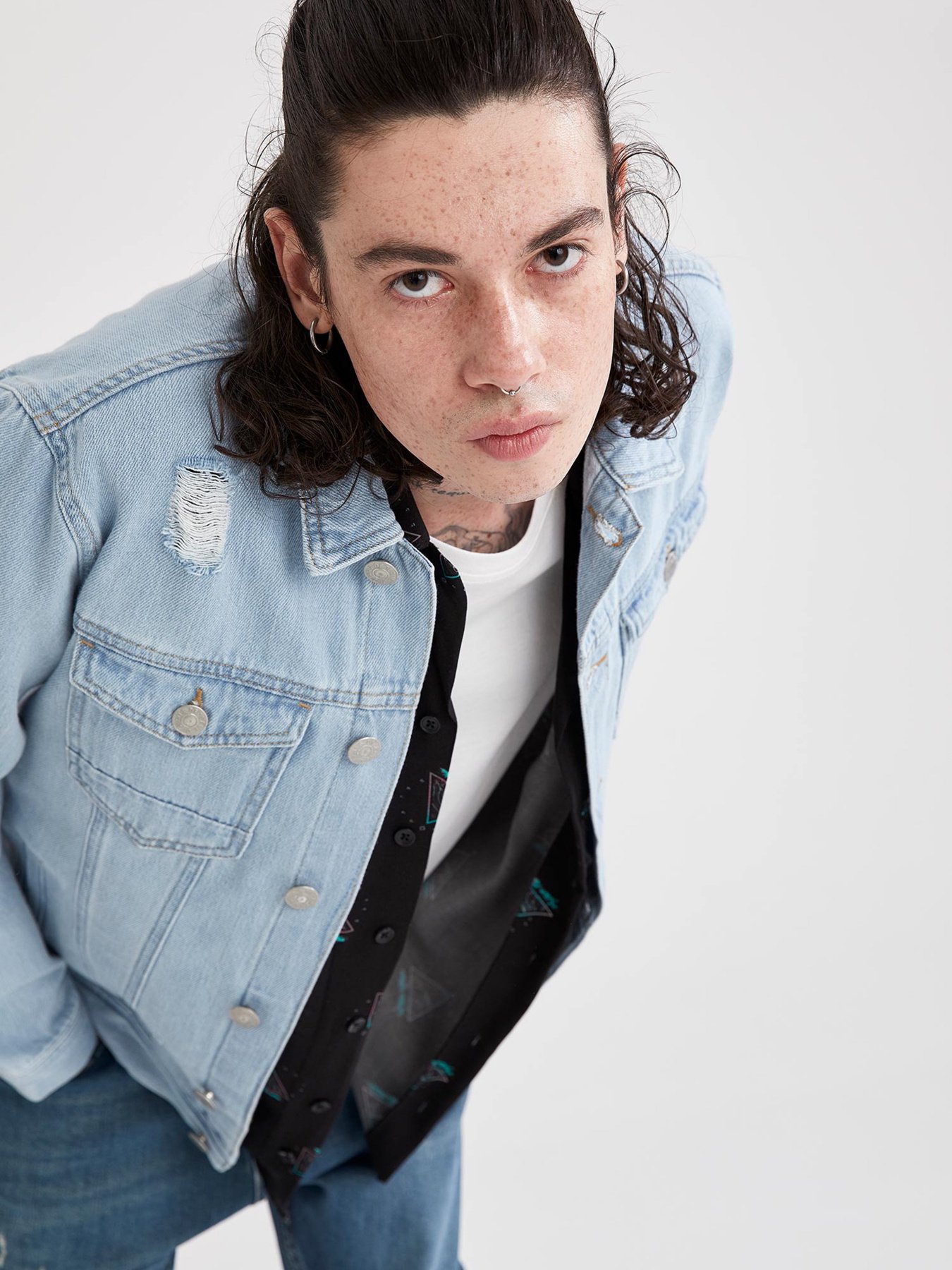 Джинсова куртка DeFacto модель V1520AZ-NM39 Джинсова куртка DeFacto модель V1520AZ-NM39 Фото