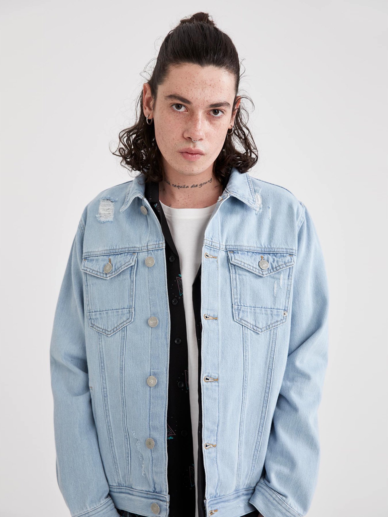 Джинсова куртка DeFacto модель V1520AZ-NM39 Джинсова куртка DeFacto модель V1520AZ-NM39 Фото