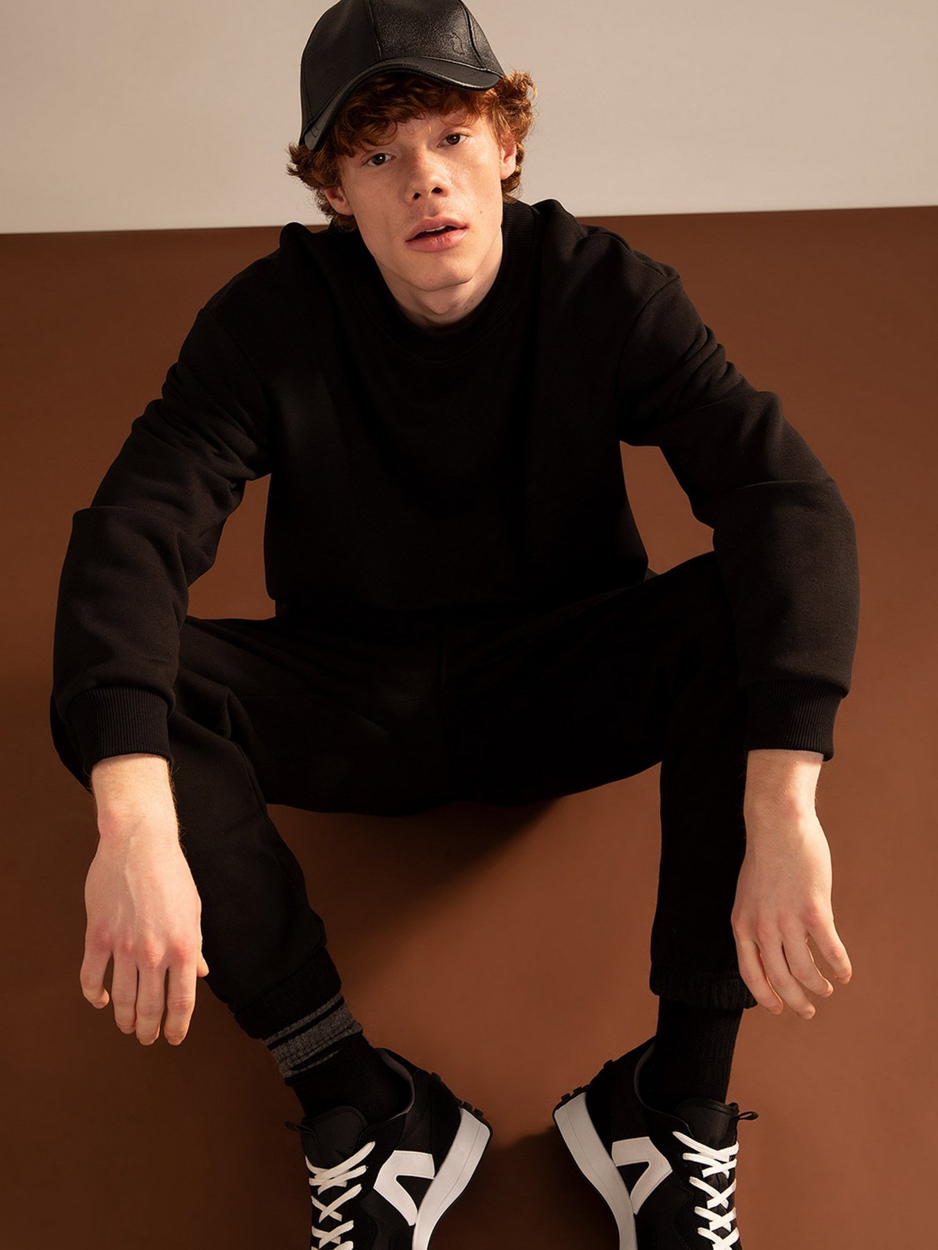 Свитшот DeFacto модель W7667AZ-BK81 Фото