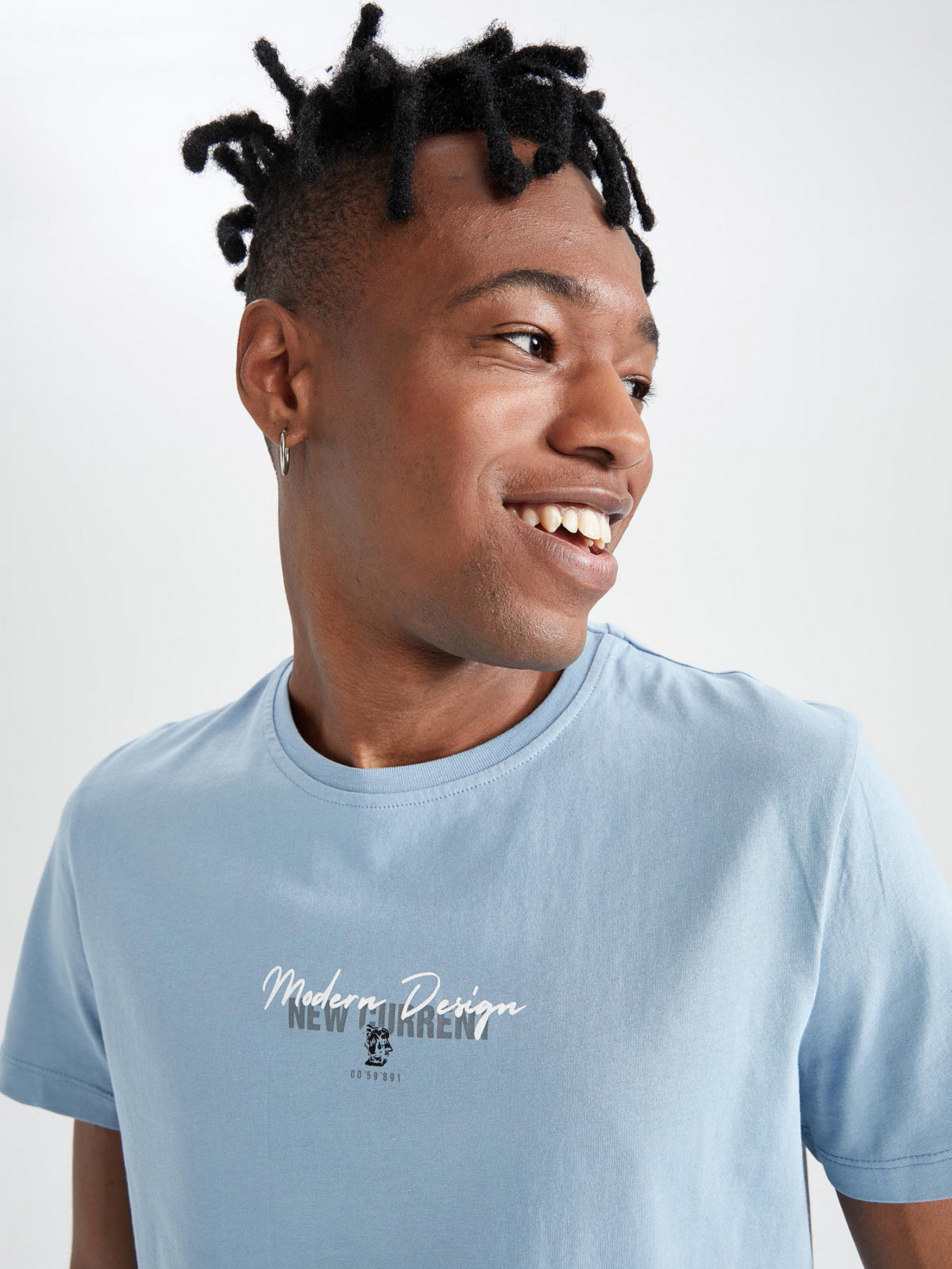 Футболка DeFacto модель X8654AZ-BE299 Футболка DeFacto модель X8654AZ-BE299 Фото