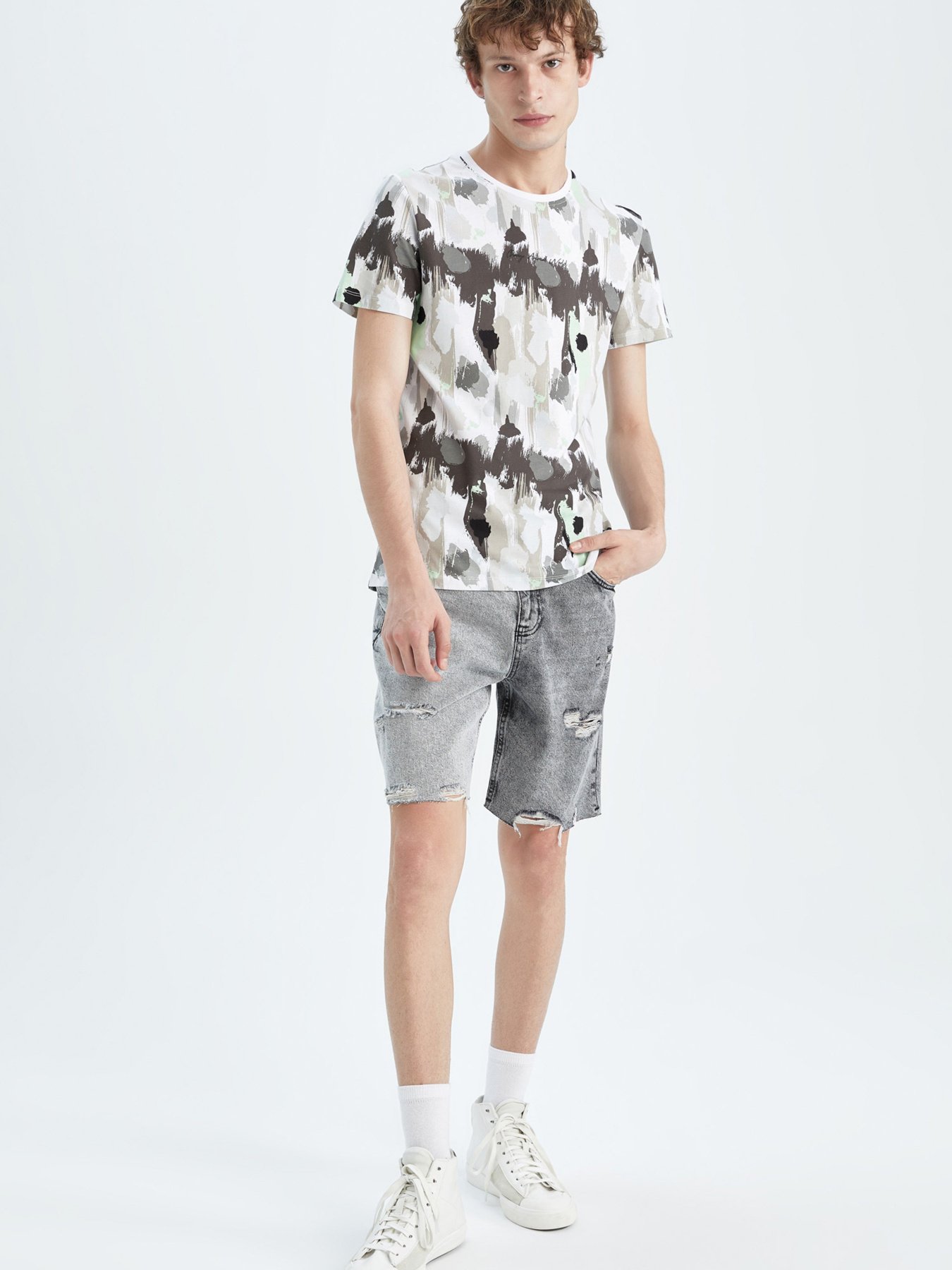 Футболка DeFacto модель X3897AZ-WT34 Футболка DeFacto модель X3897AZ-WT34 Фото