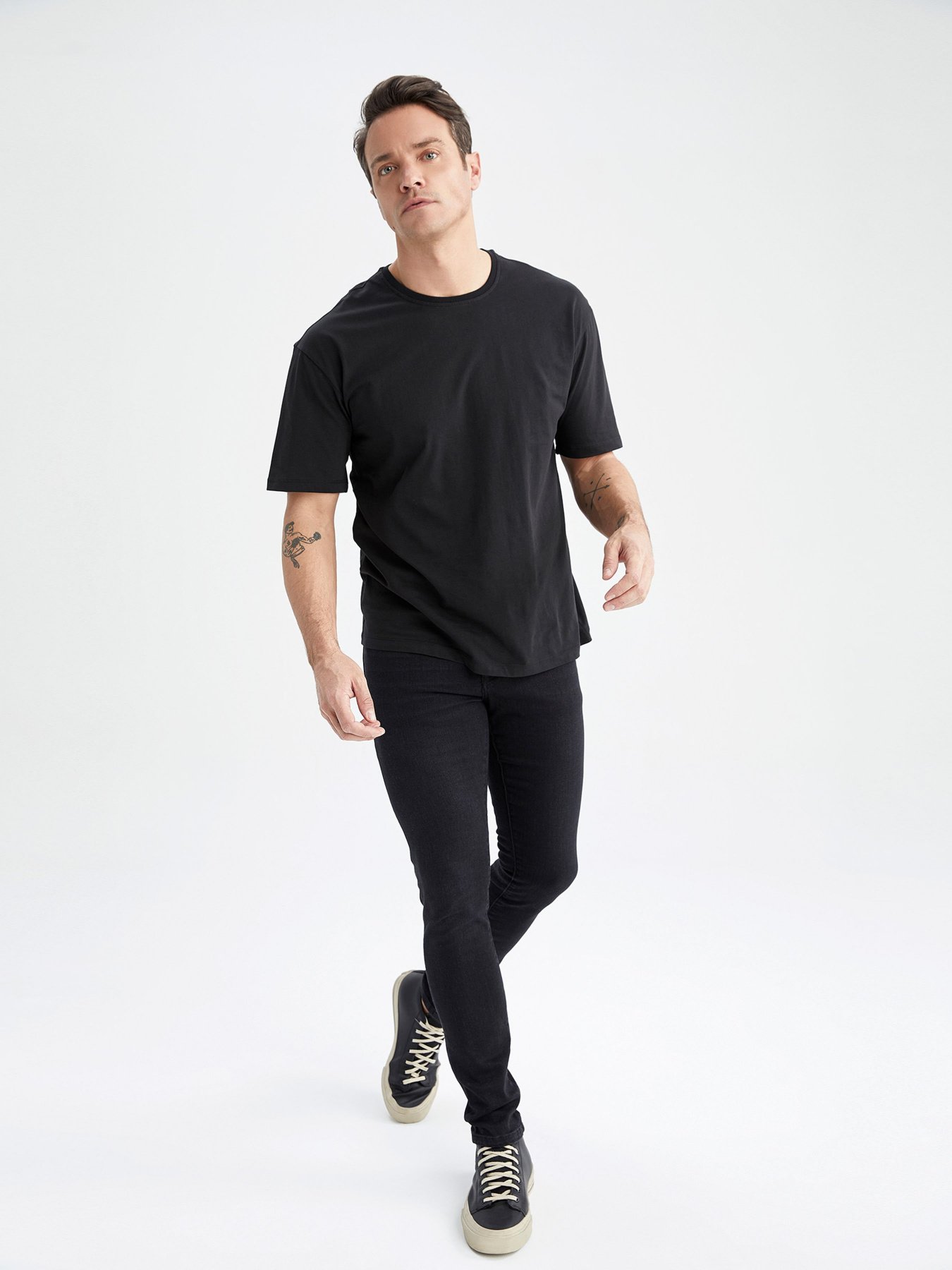 Футболка DeFacto модель T7037AZ-BK81 Футболка DeFacto модель T7037AZ-BK81 Фото