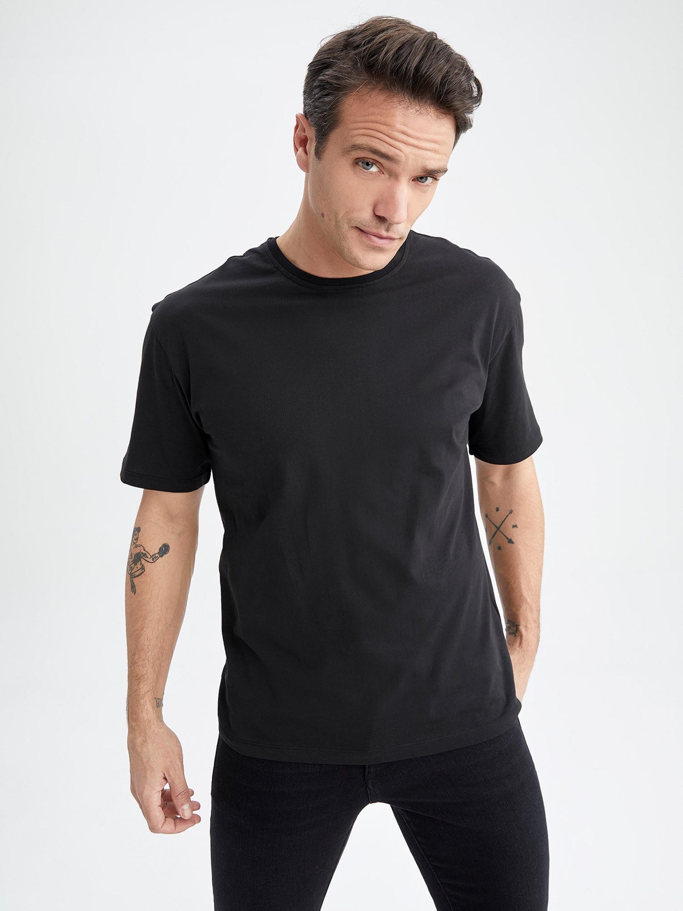 Футболка DeFacto модель T7037AZ-BK81 Футболка DeFacto модель T7037AZ-BK81 Фото