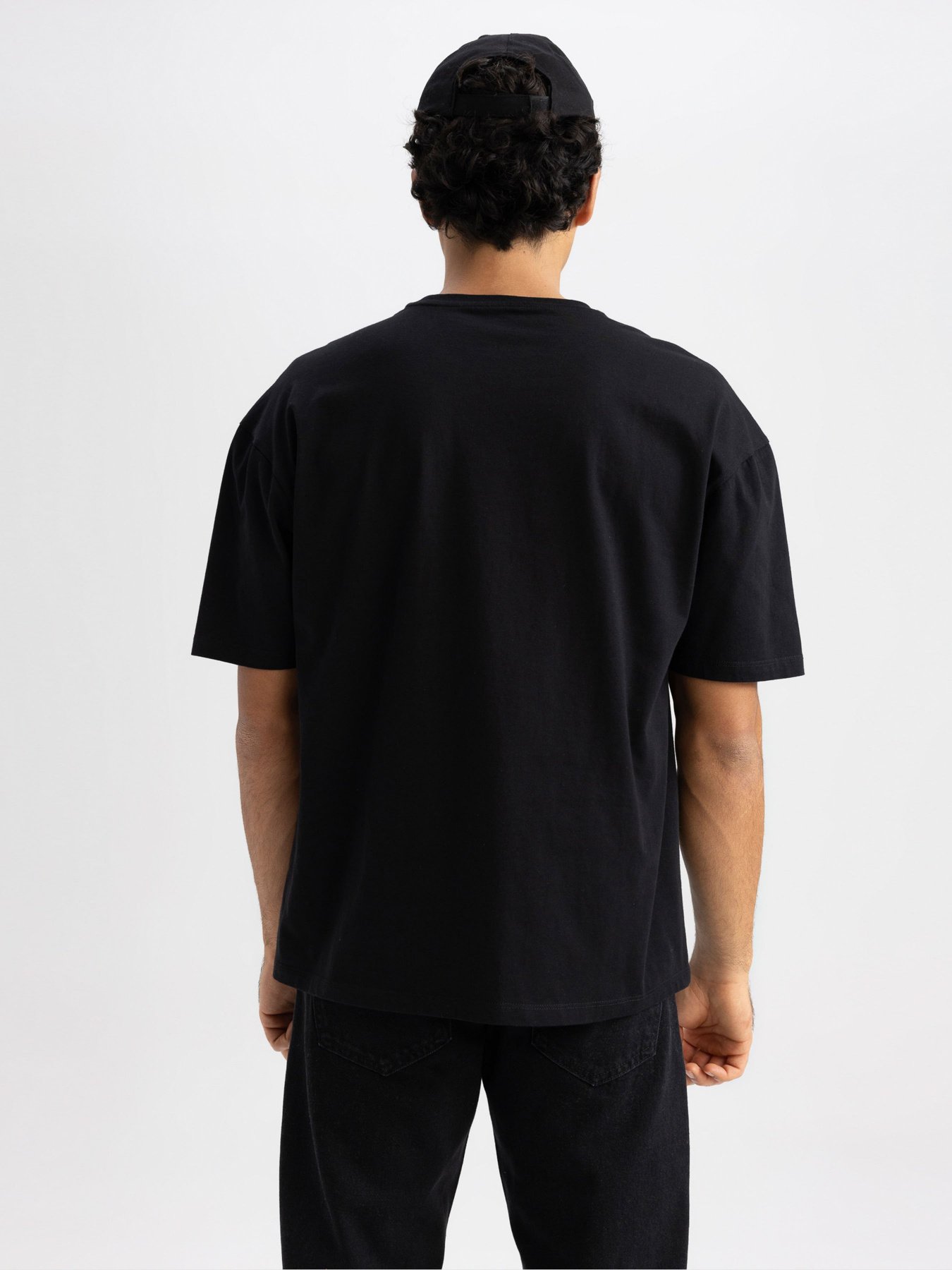 Футболка DeFacto модель V2384AZ-BK81 Футболка DeFacto модель V2384AZ-BK81 Фото