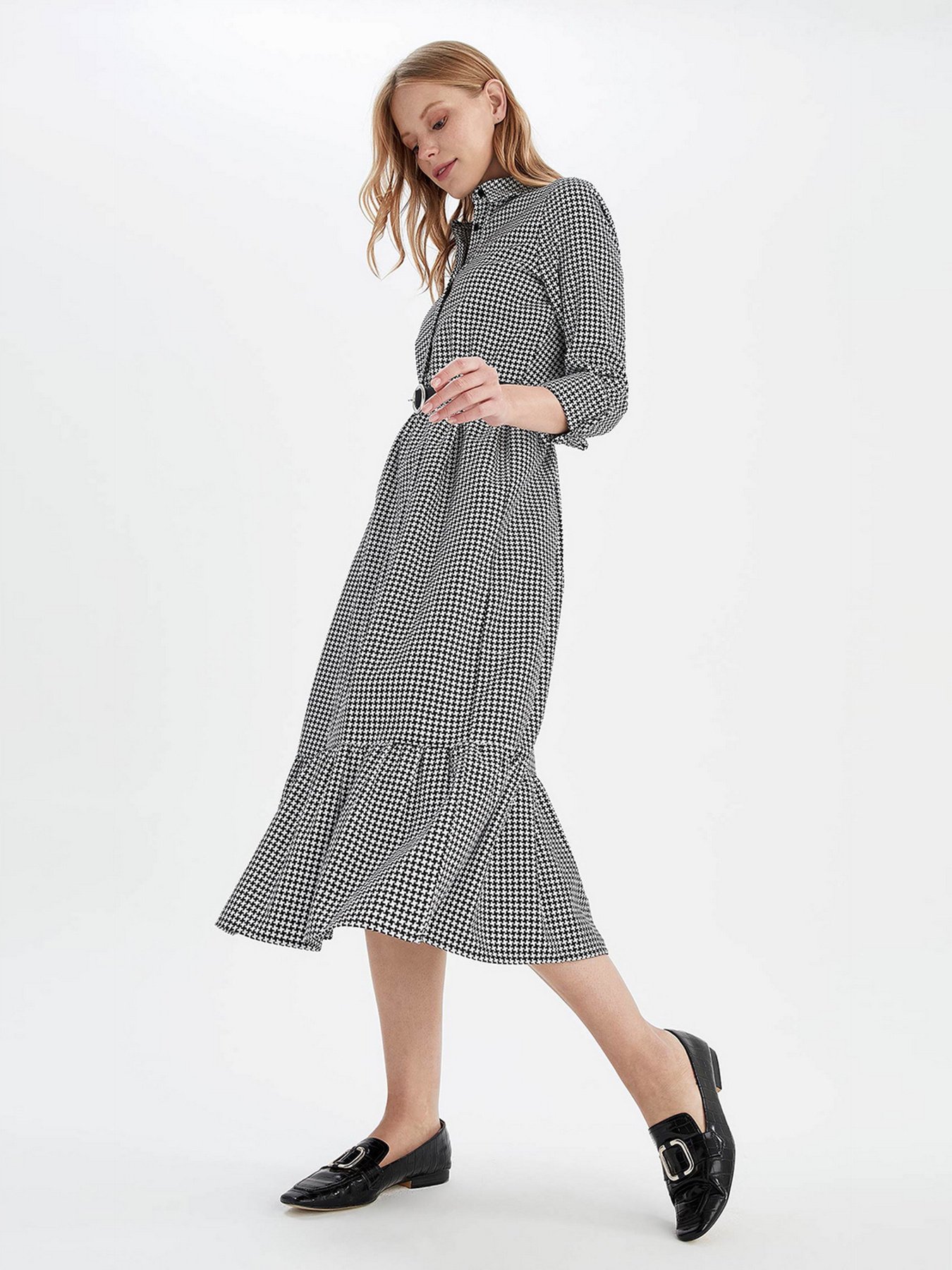 Платье миди DeFacto модель V4201AZ-BK27 Фото