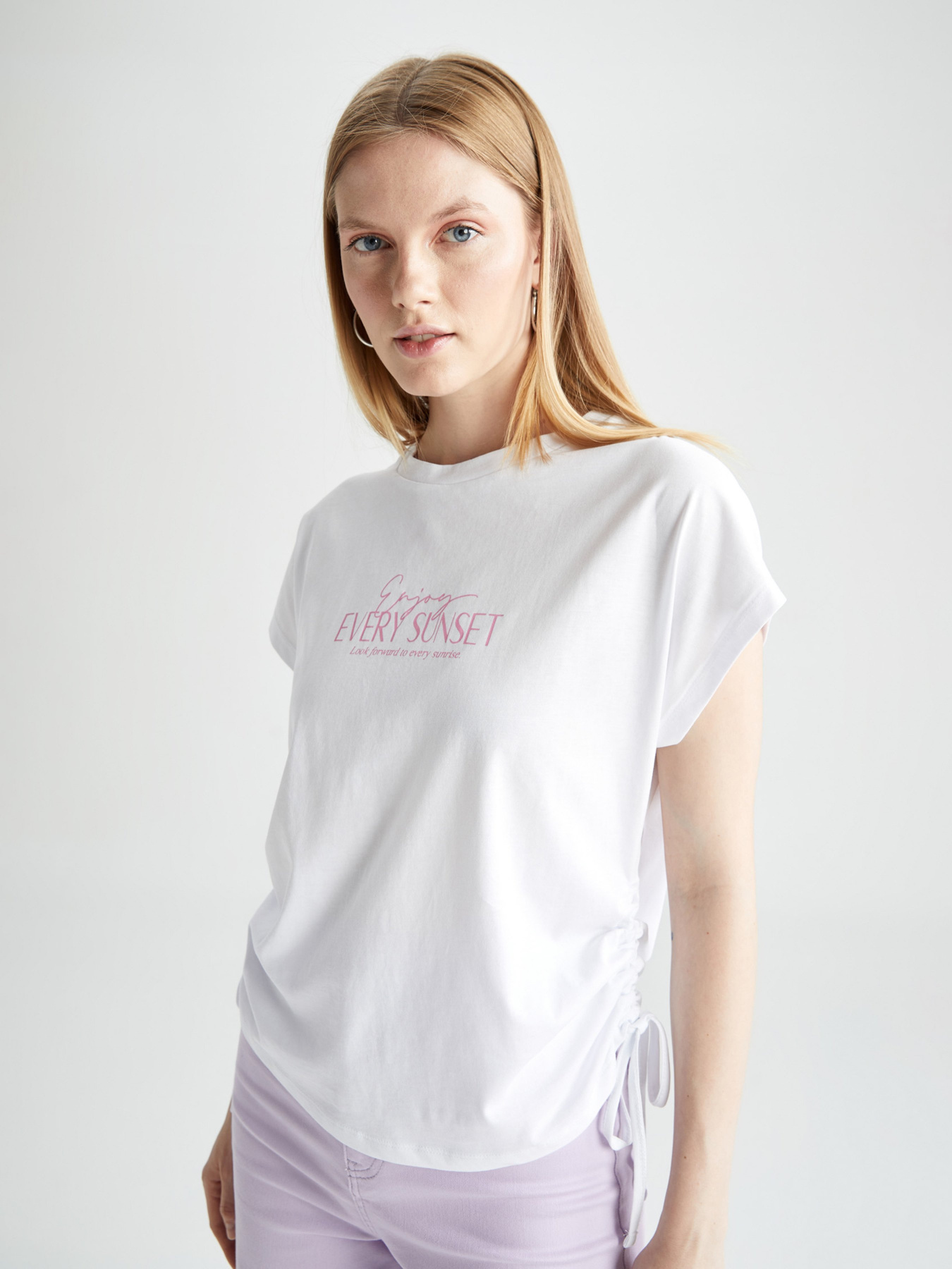 Футболка DeFacto модель Y0442AZ-WT34 Футболка DeFacto модель Y0442AZ-WT34 Фото