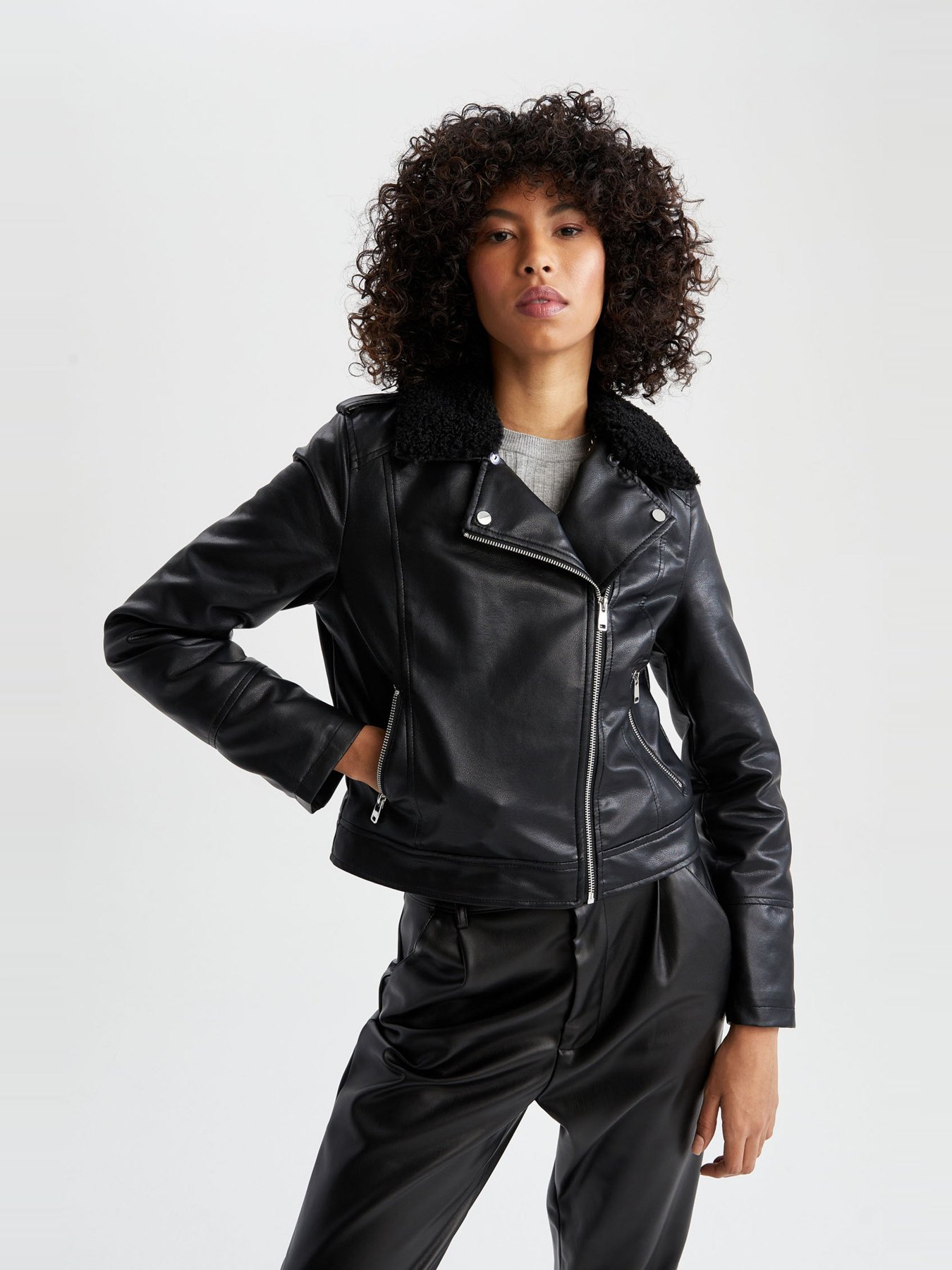 Шкіряна куртка DeFacto модель W6066AZ-BK27 Шкіряна куртка DeFacto модель W6066AZ-BK27 Фото