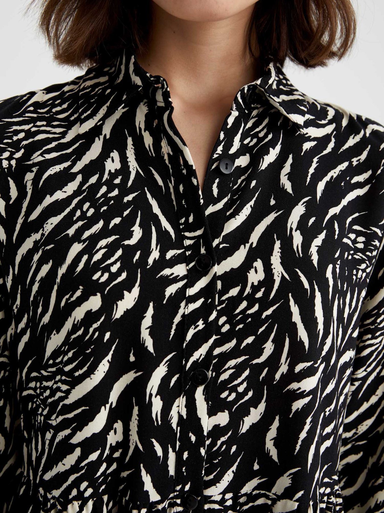 Платье мини DeFacto модель Z2447AZ-BK34 Фото