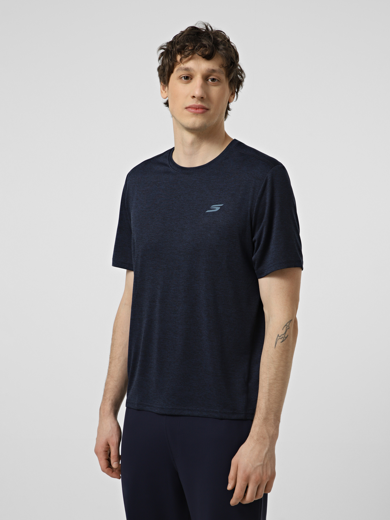 Футболки и поло Skechers GODRI CHARGE TEE модель TS233 NVY Футболки и поло Skechers GODRI CHARGE TEE модель TS233 NVY Фото