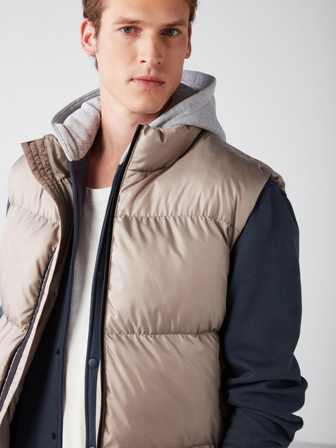 Жилет з утеплювачем Grimelange Lennon модель LENNON01092022/Dark Beige Фото