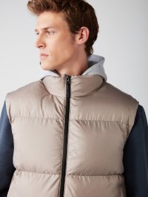 Жилет з утеплювачем Grimelange Lennon модель LENNON01092022/Dark Beige Фото