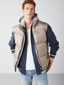 Жилет з утеплювачем Grimelange Lennon модель LENNON01092022/Dark Beige Фото