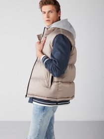 Жилет з утеплювачем Grimelange Lennon модель LENNON01092022/Dark Beige Фото