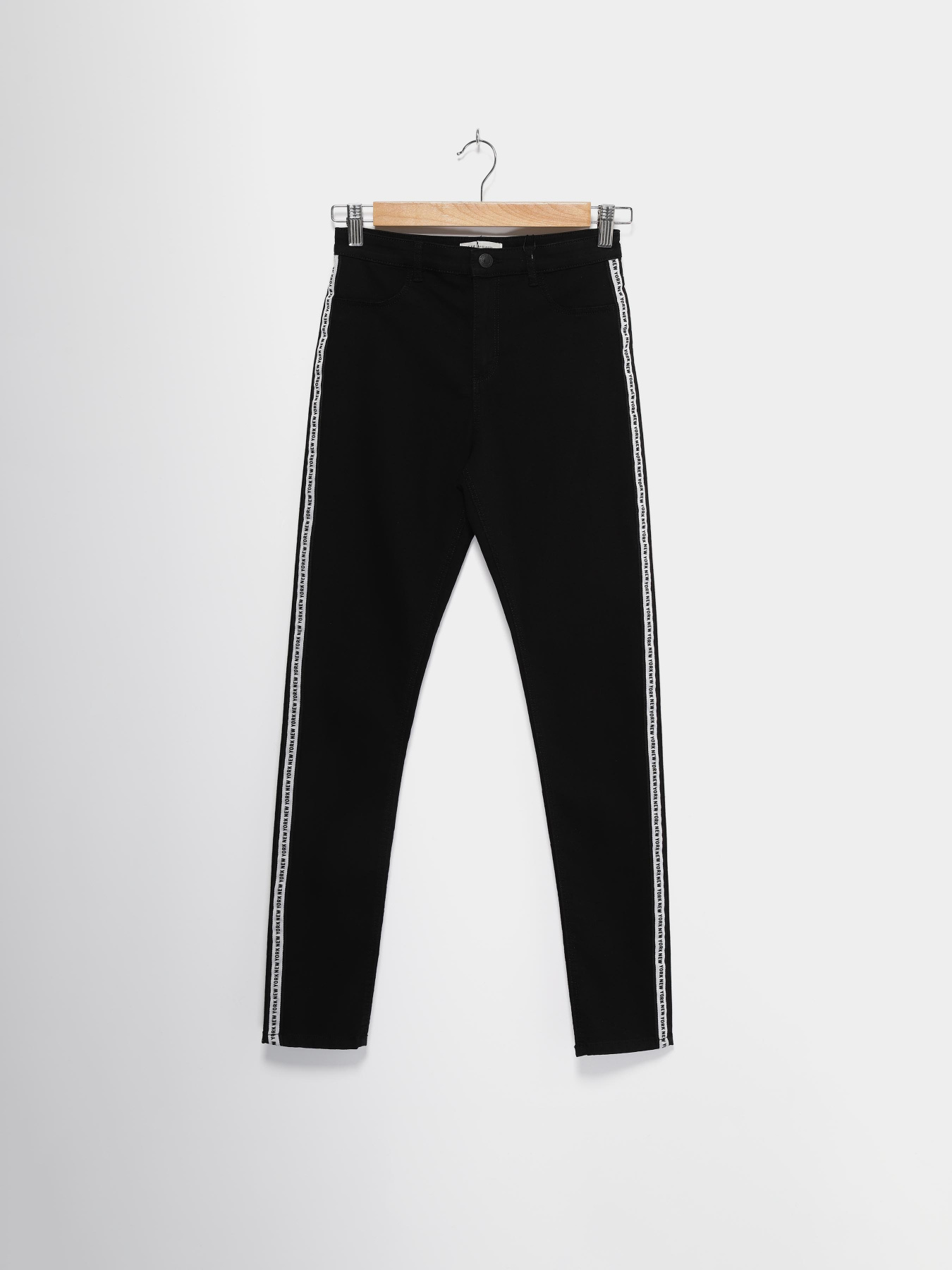 Повседневные штаны H&M модель 07723441_чорний з білим Повседневные штаны H&M модель 07723441_чорний з білим Фото