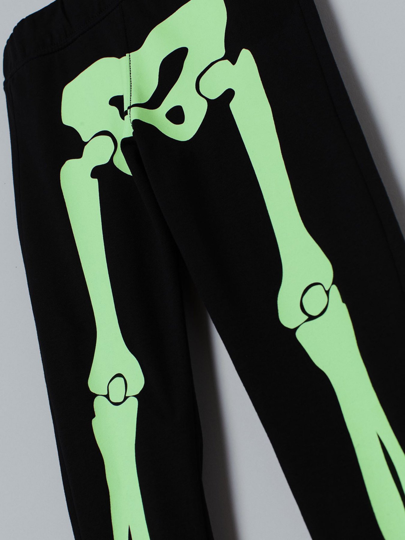 Брюки H&M модель 0768241_чорний з білим Фото