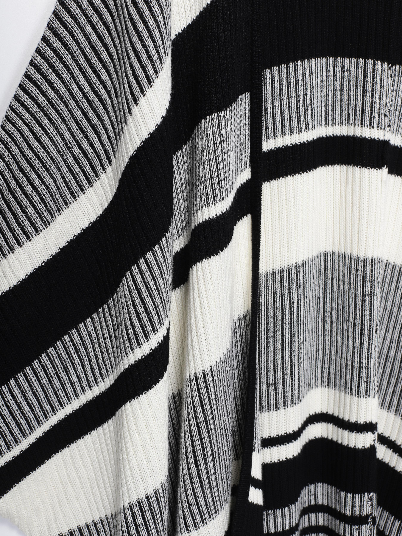 Кардиган H&M модель 0409933_чорний з білим Фото