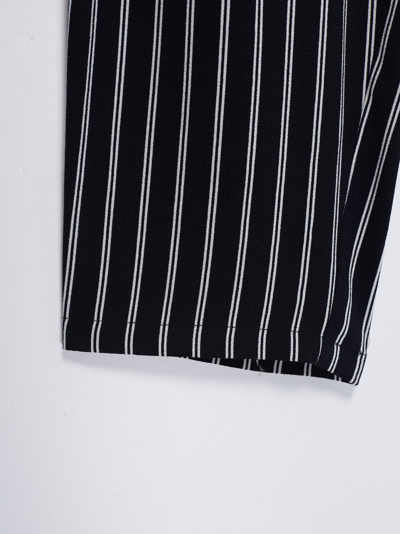 Штани повсякденні H&M модель 0660308_т.синій з білим Фото